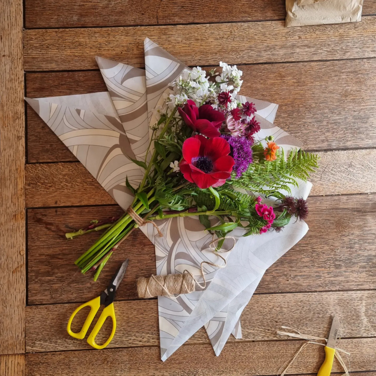 Seasonal Friday Flowers bunches - Image 4